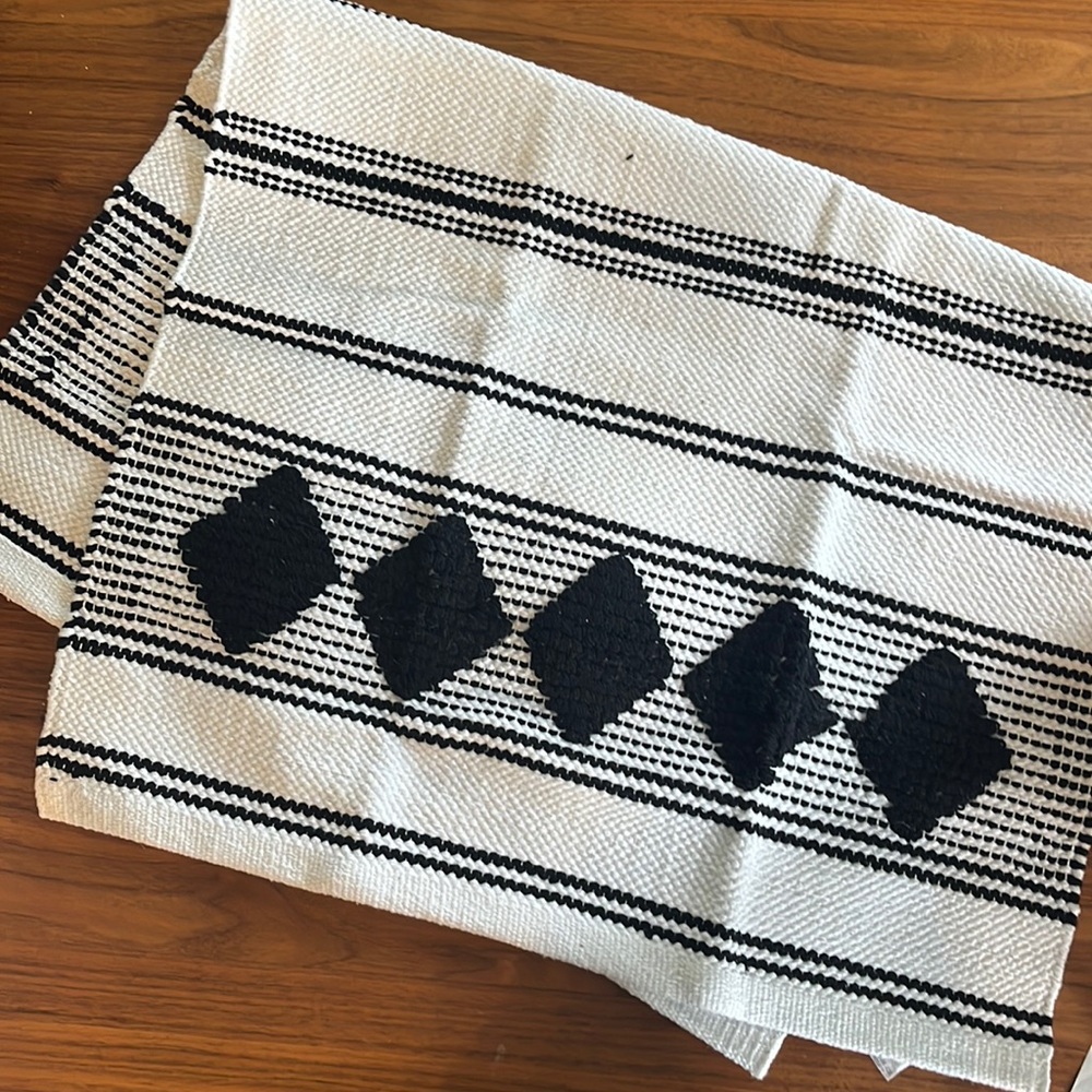 black and white weaved bath mat!!